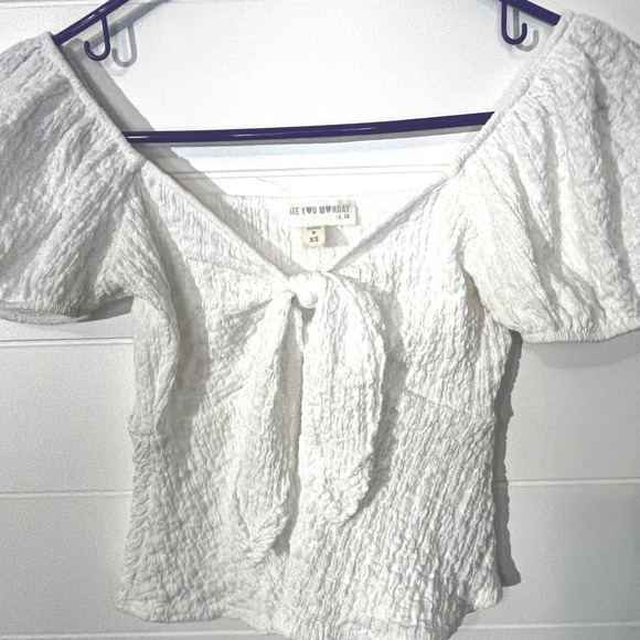 See You Monday White Tie Front Puff Sleeve Textured Top XS - Picture 2 of 4